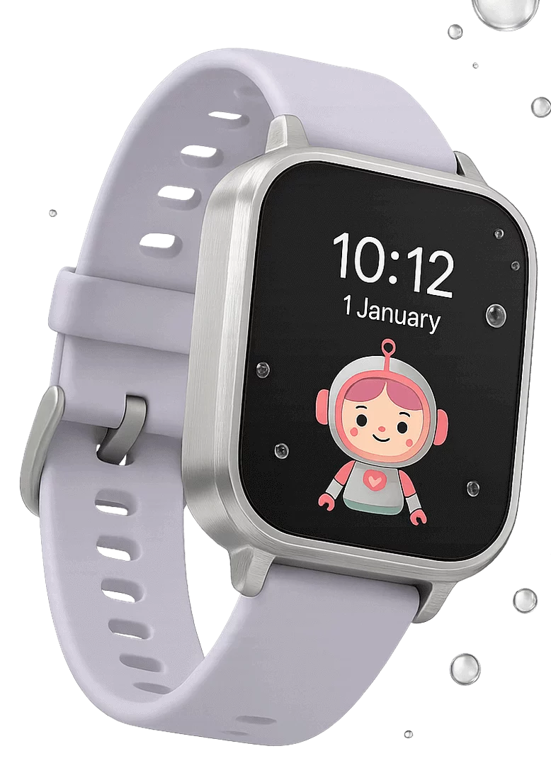 Montre connectée enfant avec bracelet violet clair et cadran rectangulaire affichant l'heure et un personnage animé.